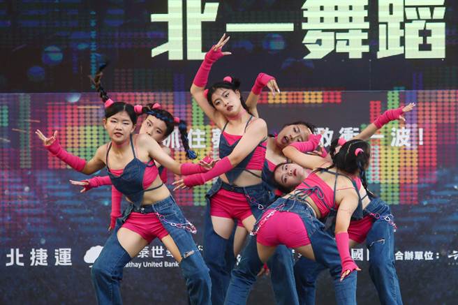 2022台北捷運盃街舞大賽28日於大安路封街舉行，北一女中組隊參加捷運盃街舞大賽。（鄧博仁攝）