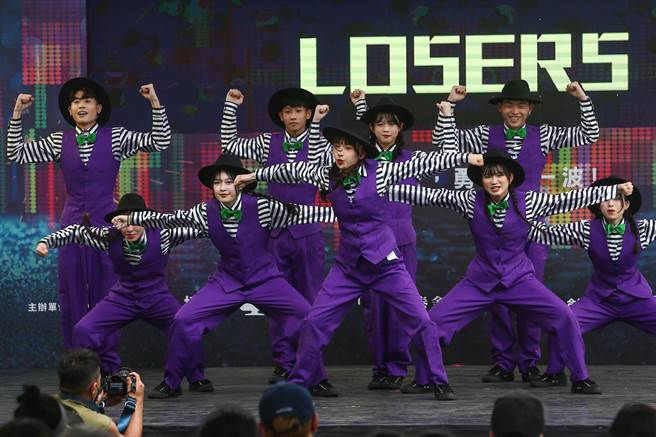 2022捷運盃街舞大賽28日於大安路封街舉行，參賽隊伍整齊的服裝與動作，獲得滿堂彩。（鄧博仁攝）