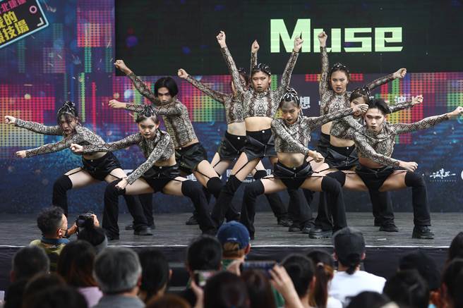 2022捷運盃街舞大賽28日於大安路封街舉行，參賽隊伍整齊的服裝與動作，獲得滿堂彩。（鄧博仁攝）