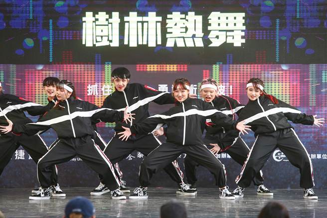 2022捷運盃街舞大賽28日於大安路封街舉行，參賽隊伍整齊的服裝與動作，獲得滿堂彩。（鄧博仁攝）