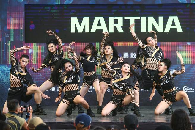 2022捷運盃街舞大賽28日於大安路封街舉行，參賽隊伍整齊的服裝與動作，火辣登場。（鄧博仁攝）