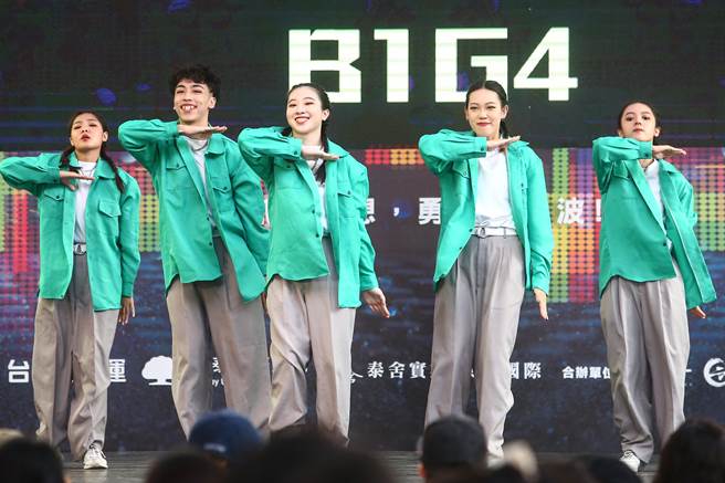 2022捷運盃街舞大賽28日於大安路封街舉行，參賽隊伍整齊的服裝與動作，獲得滿堂彩。（鄧博仁攝）