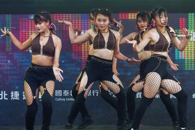 2022捷運盃街舞大賽28日於大安路封街舉行，耕莘健康管理學校學生組隊參賽。（鄧博仁攝）