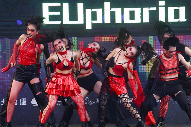 2022捷運盃街舞大賽28日於大安路封街舉行，參賽隊伍火辣的裝扮，吸引觀眾目光。（鄧博仁攝）