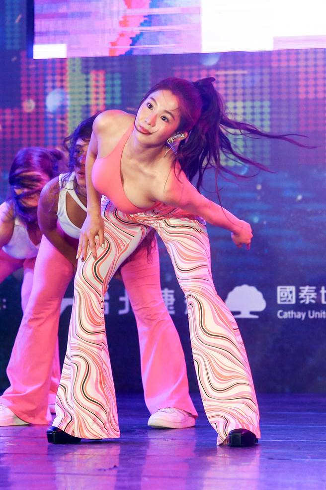 2022台北捷運盃街舞大賽28日於大安路封街舉行，郭書瑤應邀出席演出。 （鄧博仁攝）
