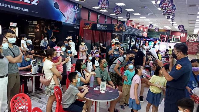 桃园分局暑期青春专案于大鲁阁棒垒球打击场举办「棒垒球竞赛暨反毒反诈有奖徵答趣味活动」。(警方提供)