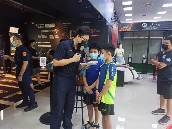 桃园分局暑期青春专案于大鲁阁棒垒球打击场举办「棒垒球竞赛暨反毒反诈有奖徵答趣味活动」。(警方提供)