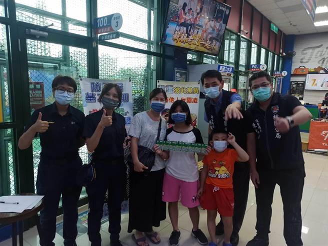 桃园分局暑期青春专案于大鲁阁棒垒球打击场举办「棒垒球竞赛暨反毒反诈有奖徵答趣味活动」。(警方提供)