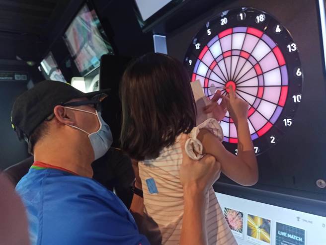 桃园分局暑期青春专案于大鲁阁棒垒球打击场举办「棒垒球竞赛暨反毒反诈有奖徵答趣味活动」。(警方提供)