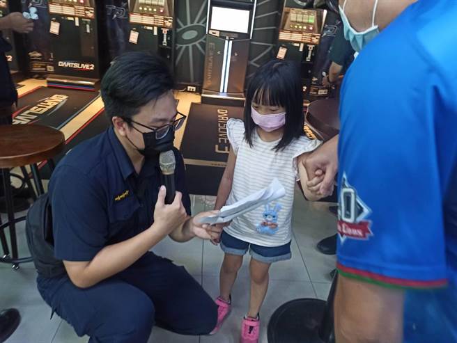 桃园分局暑期青春专案于大鲁阁棒垒球打击场举办「棒垒球竞赛暨反毒反诈有奖徵答趣味活动」。(警方提供)