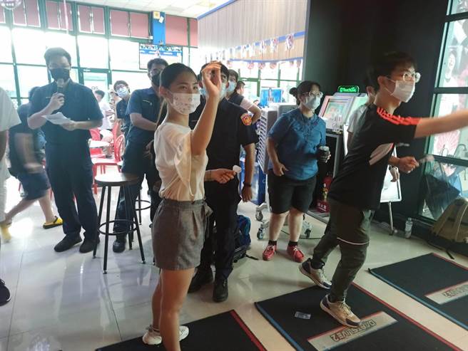 桃园分局暑期青春专案于大鲁阁棒垒球打击场举办「棒垒球竞赛暨反毒反诈有奖徵答趣味活动」。(警方提供)