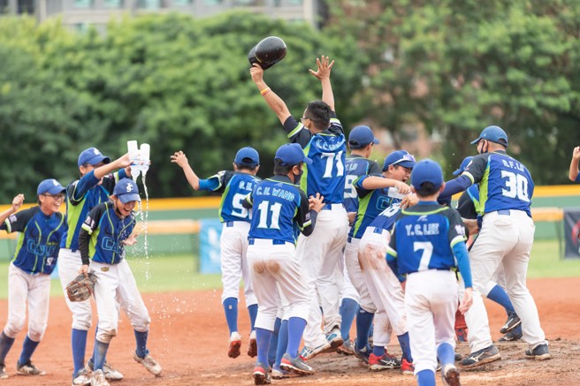台中健行小牛U12组夺冠，创队十年终于拥抱冠军。（台湾世界少棒联盟协会提供）