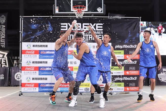 高雄台塑队友把水浇在拿下单站MVP的刘丁维头上庆祝。(3X3.EXE提供)