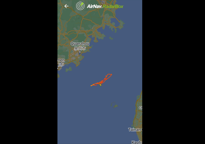 美军MH60R反潜直升机28日亦穿越台湾海峡中线，遭到中共战机警告驱离。图为MH60R 在台海中线附近的航迹。（图／推特@Alert5)