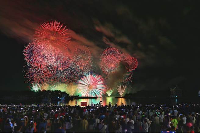 不少民眾早在下午就已经卡位等待晚间施放烟火秀。（台南观旅局提供／李俊淇台南传真）