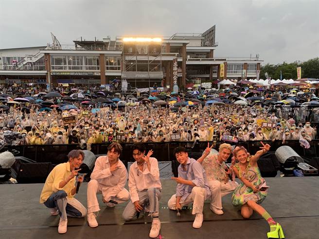 原子少年地球与粉丝合影。（台南观旅局提供／李俊淇台南传真）