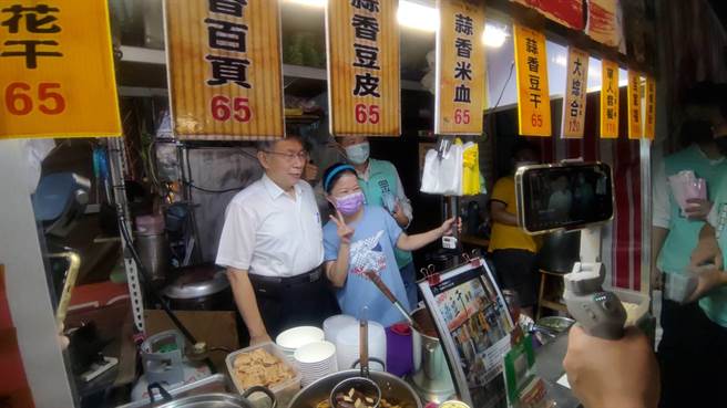 台北市长柯文哲今晚与议员参选人到瑞丰夜市拜票。（柯宗纬摄）