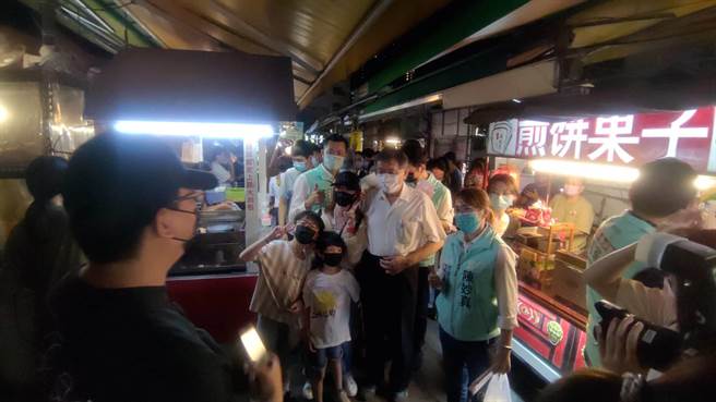 台北市长柯文哲今晚与议员参选人到瑞丰夜市拜票。（柯宗纬摄）