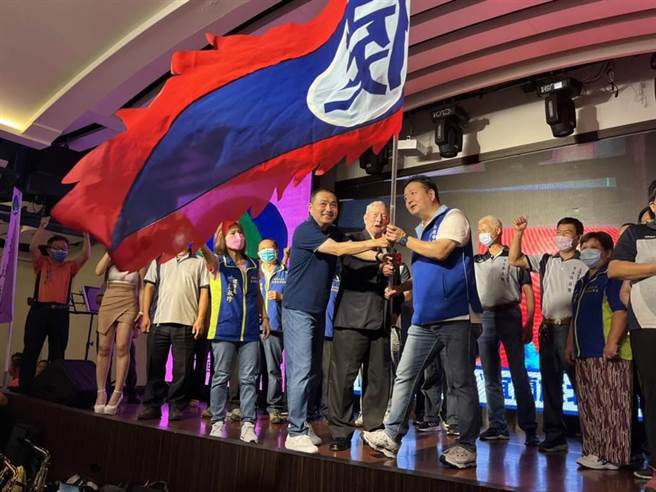 新北市宜兰县同乡会总会理事长、新北市政顾问陈燕飞先前支持立法院长游锡堃，今却现身挺侯场合，与侯友宜、市议员林金结挥舞印有「侯」大字的旗帜，引拔桩联想。（市议员林金结提供）