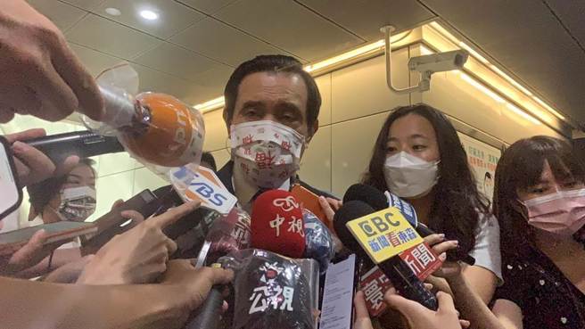 前总统马英九(中)被判无罪的三中案，其中两位承办检察官正好也在办林姿妙案。（资料照／黄婉婷摄）