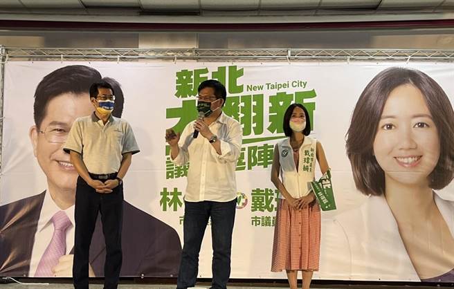林佳龙在板桥的座谈会说，戴玮姗在青年创业机会、国民运动中心、动保议题上都相当关心，盼她能顺利高票连任。（李奇叡摄）