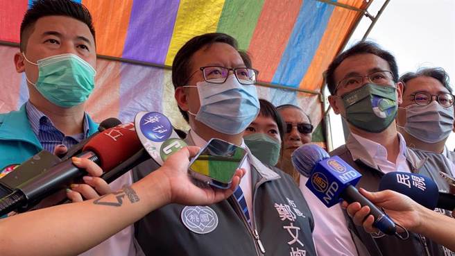 鄭文燦(中)擁有8年桃園執政優勢，光環能否過渡給市長參選人鄭運鵬(右2)成為議題。（資料照／蔡明亘攝）