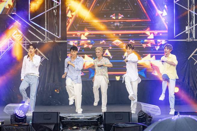 原子少年一登场就炒热气氛，林佳辰（左起）、黄文廷、周子翔、周祖安、林焕钧。（年代提供）