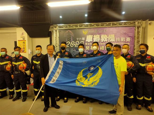 世界救援组织(WRO)车祸救援挑战赛台湾代表队接受署长授旗并合影。（消防署提供／李奇叡新北传真）
