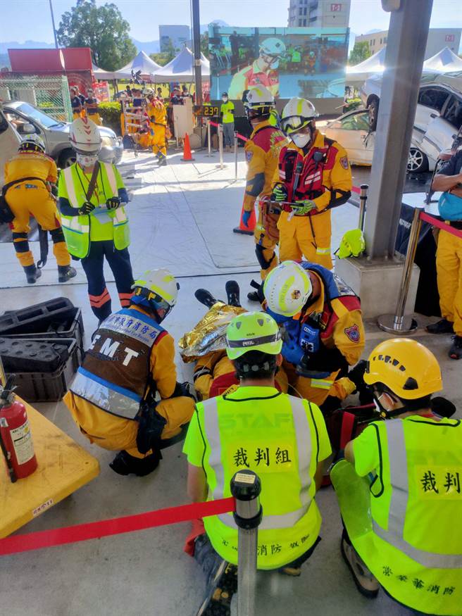 消防署27、28日在南投竹山训练中心举办车祸救援竞赛。（消防署提供／李奇叡新北传真）