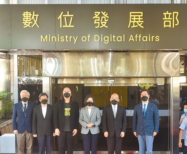 数位发展部成立，包括总统蔡英文（右三）、行政院院长苏贞昌（右二）、数位发展部部长唐凤（左三）等贵宾27日共同进行揭牌仪式。图／顏谦隆