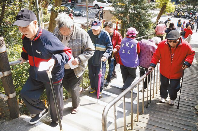 台湾迈向世界最老图╱本报资料照片