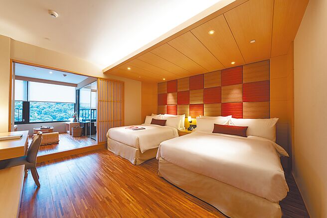 「中秋月饮」3天2夜住房专案，99中秋幸运GO，身份证字号、生日对中9，晚餐买1送1，Happy Hour欢饮吧300元欢快畅饮。图／北投亚太饭店提供