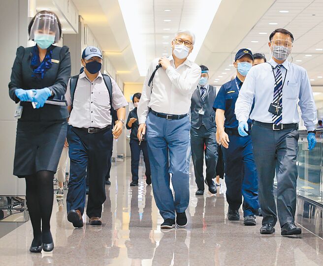 国民党副主席夏立言（中）27日返台，刚下机面对媒体时未发表谈话，随后才以视讯连线说明此次访陆行程及成果。（范扬光摄）