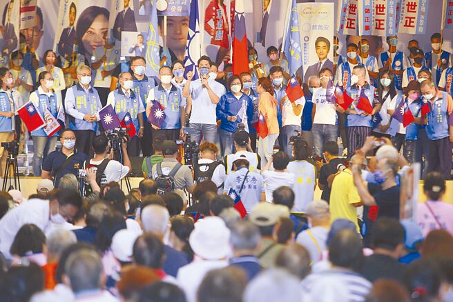 国民党台北市长参选人蒋万安（中）27日在内湖高工出席内湖后援会成立大会，现场支持者挥舞党旗、国旗，高喊「冻蒜」，为蒋万安加油打气。（张铠乙摄）