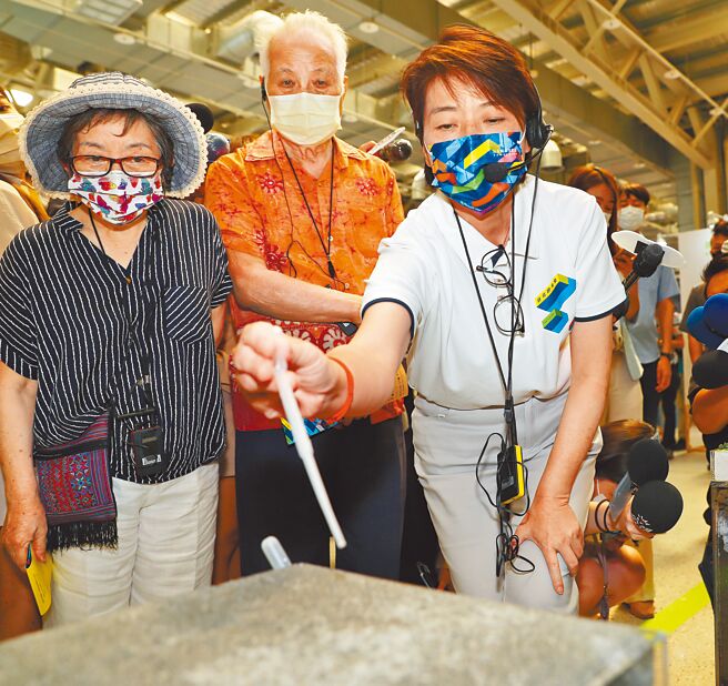 台北市長參選人黃珊珊（右）27日出席城市博覽會，並親自為前來參觀的親民黨副主席張昭雄（中）導覽。（季志翔攝）