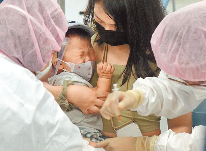 幼儿BNT疫苗27日开打，提供6个月到4岁的幼儿接种，北市的台北田径场接种站，许多家长带着小朋友前往接种疫苗。（赵双杰摄）