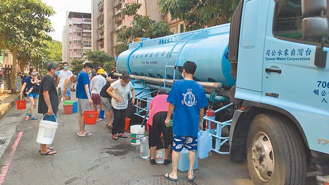 基隆水情紧张，9月3日起实施第一阶段限水「减压供水」，从晚上10点实施到隔日清晨6点，减压出水5％，可能影响管线末端高地水龙头出水量。日前水公司已在基隆设置11处取水站，并调派10多部水车供水，解决民生需求。（台湾自来水公司提供）