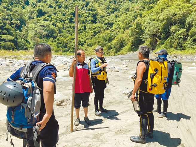 台中清水区公所员工到南投武界溯溪，5人迷路失联，消防局获报彻夜搜救，27日先后寻获失联人员。（南投县消防局提供／张妍溱南投传真）
