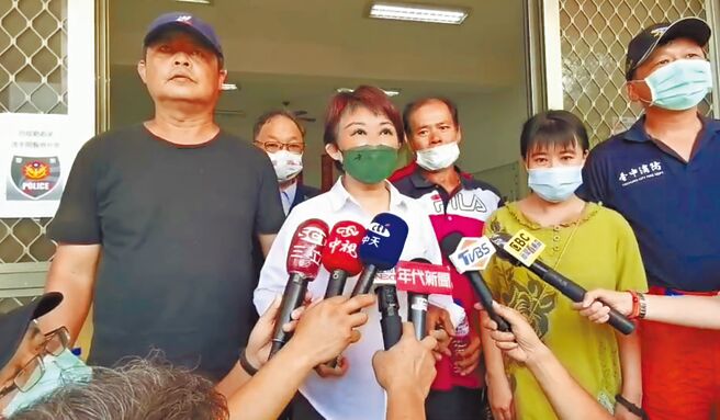 清水区公所员工前往南投武界举行自强活动，26日前往一线天峡谷溯溪时发生失联意外，市长卢秀燕（左2）至南投关心后续。（张妍溱摄）