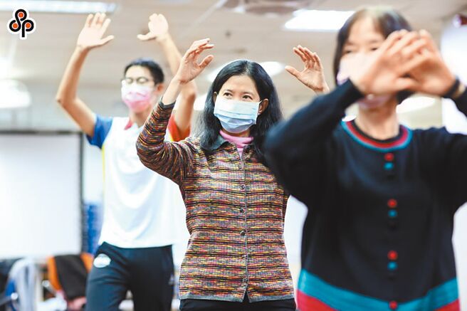 董氏基金会食品营养中心主任许惠玉呼吁长者，每周至少要进行150分钟中度有氧活动。图为长辈们做有氧运动。（邓博仁摄）