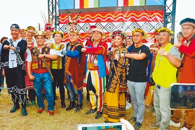 高雄市原民會主委阿布斯（右四）指出，市長陳其邁（中）以「2年拚4年」作為對市民的承諾，不分地方藍綠的有感施政，讓族人感受到滿滿誠意。（阿布斯提供／柯宗緯高雄傳真）