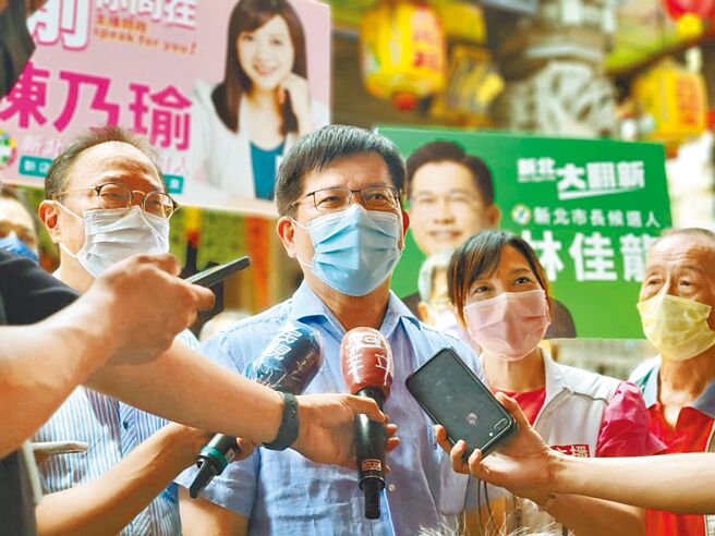 民进党新北市长参选人林佳龙27日原排定于早上11时抵达深坑老街扫街、参拜，却迟到40分钟以上。（李奇叡摄）