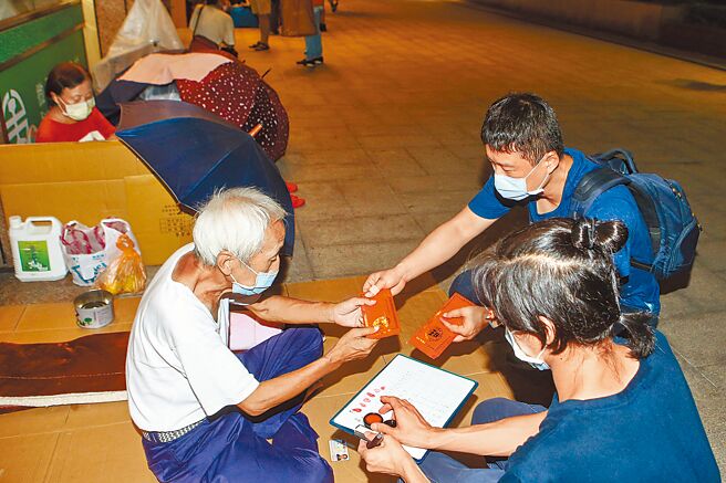 中秋佳節將至，仕招社會福利慈善事業基金會26日深夜至27日凌晨前往台北車站，致贈中秋節慰問金並關懷街友，是繼2002年開始以來，21年來不中斷的愛心活動，讓未能與家人團聚的街友可以開心過節。（鄧博仁攝）