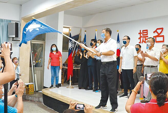 国民党提名前澎湖副县长吕永泰（中）参选马公市长，吕曾担任澎湖县党部主委、马公市民代表、代表会主席、议员，在副县长任内政通人和。（张茂雄摄）