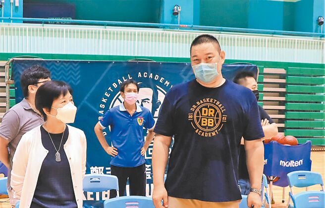 职业篮球员出身的洪长青（前右）将角逐马公市长，日前因心臟病住院1个多月，让支持他的民眾十分担心。（张茂雄摄）