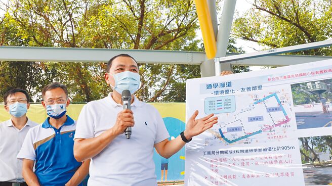 新北市长侯友宜27日3度造访光荣国小的整建工程，强调新北市常重视学童的学习环境，将积极进行老旧校舍整建及提升教育品质。（新北市工务局提供／吕健豪新北传真）