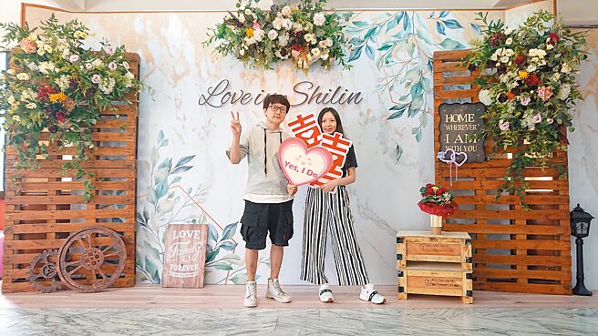 台北市士林区户政事务所美式乡村进行曲风格的结婚背板，设计典雅受新人欢迎。（民政局提供／张芷瑜台北传真）