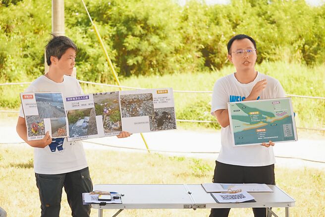 黑潮执行长林东良（右）、研究员温佩珍，27日与志工净滩，并发布歷时2年完成的花莲溪出海口废弃物监测报告。（王志伟摄）