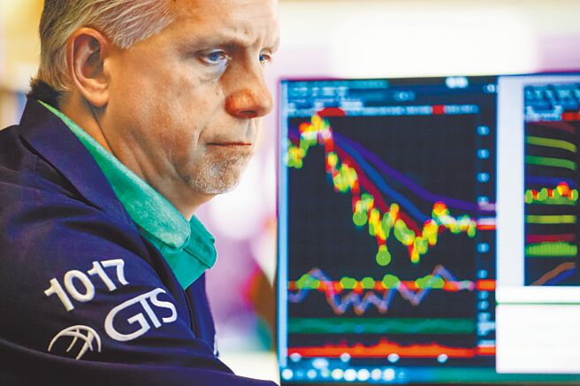 美國聯準會（Fed）主席鮑爾26日矢言強力抗通膨，不排除9月升息3碼。這一鷹派訊息導致美股四大指數重挫，跌幅均超過3％。圖為交易員26日在紐約證券交易所工作。（新華社）