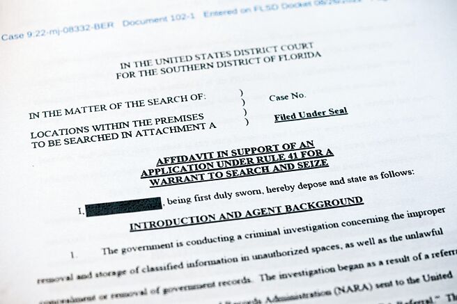 這是8月26日拍攝的美國聯邦調查局申請搜查前總統川普住所海湖俱樂部莊園時向法院提交書面證詞的部分內容。（新華社）